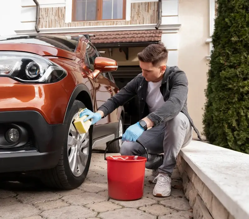 Lavage auto à domicile Usson-en-Forez : professionnel intervenant sur un véhicule